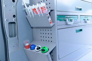 vehicule-amenagement-support-aerosol-interieur
